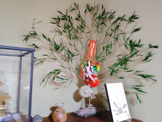 三輪の初えびすでいただいた福笹を当館の共有スペースに飾っております！