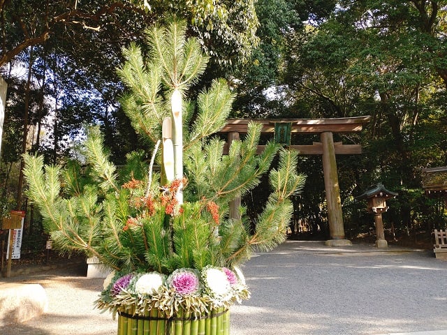 大神神社・鳥居と門松（2022,12）