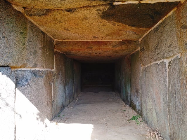 岩屋山古墳・羨道