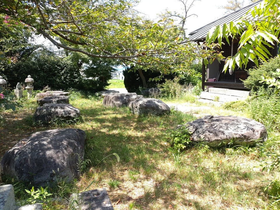 本薬師寺跡・礎石②