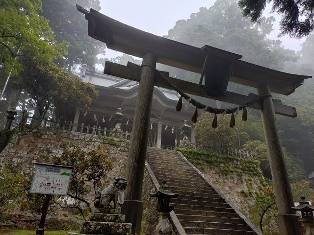 玉置神社・霧のかかった鳥居と本殿(2025,7,14)