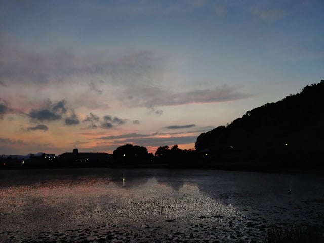 耳成山と池と夕焼け