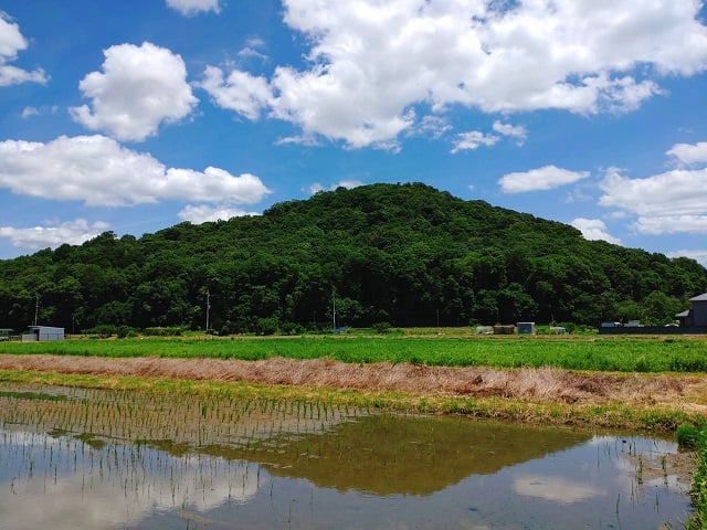 耳成山（当館から徒歩5分、お散歩にピッタリ）