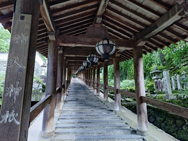 長谷寺・朝の勤行前の登廊