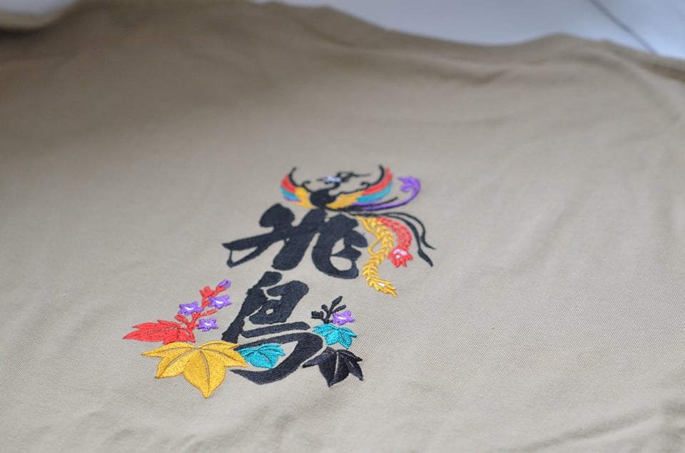 刺繍でロゴが描かれております。