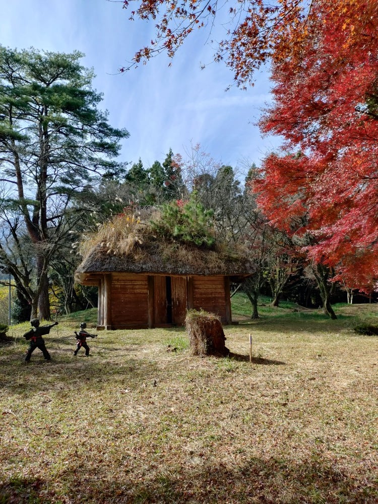皇子原神社境内、神武天皇幼少期のモニュメント