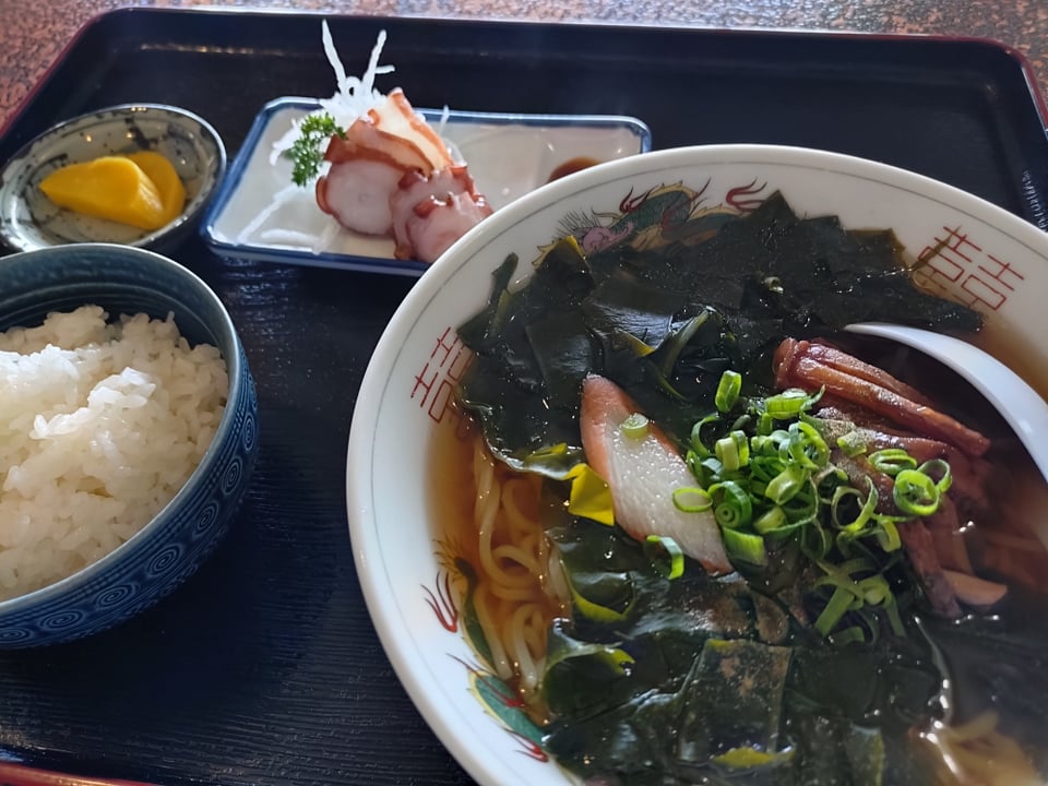 能登で食べた海鮮ラーメン。天然のワカメがびっくりするほどおいしかったです。
