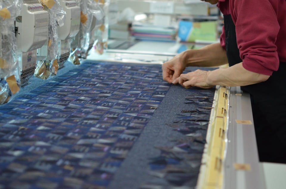 最新鋭のミシンを熟練の職人さんが丁寧に刺繍。