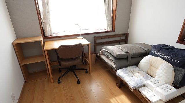 201号室・備え付けのベッドや机など