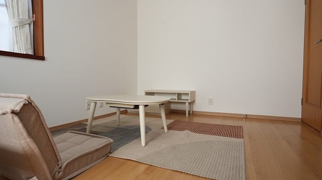 201号室・備え付けの座椅子やラグなど