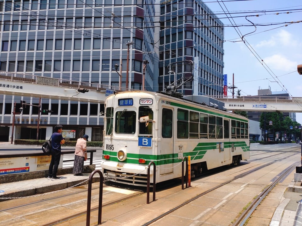 熊本市内を走る路面電車（2023,6撮影）