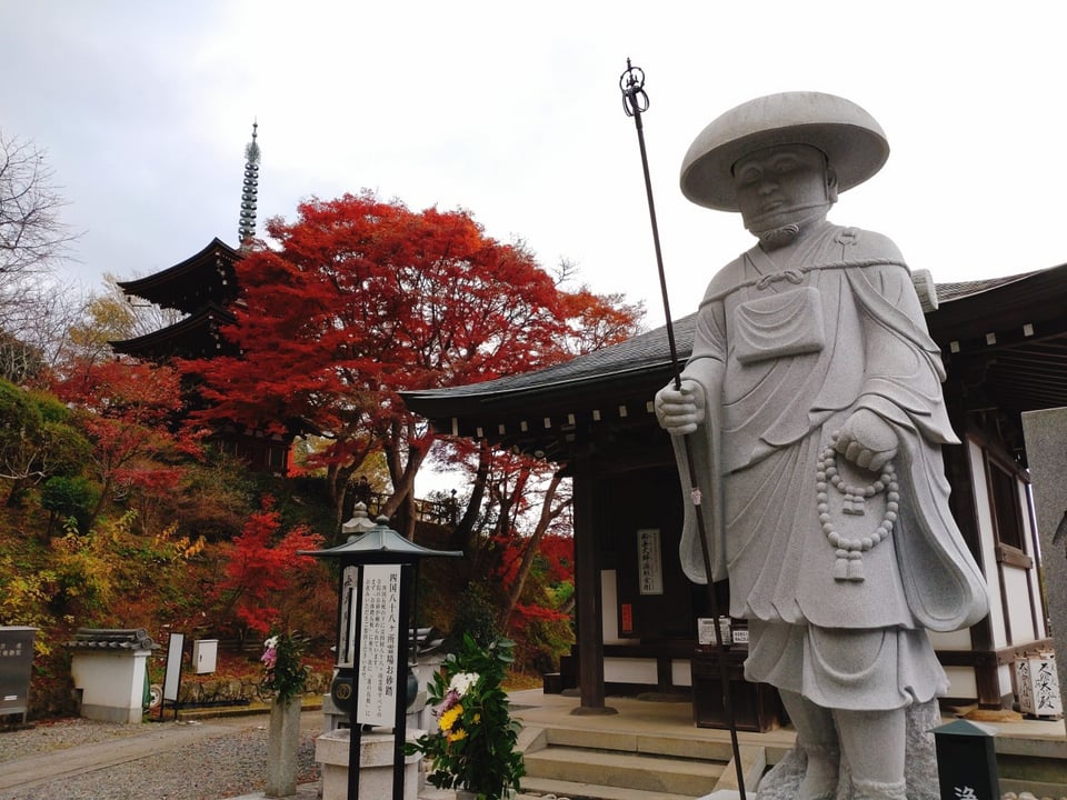弘法大師像と三重塔
