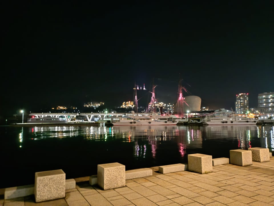 海と工業地帯と稲佐山、長崎の夜景