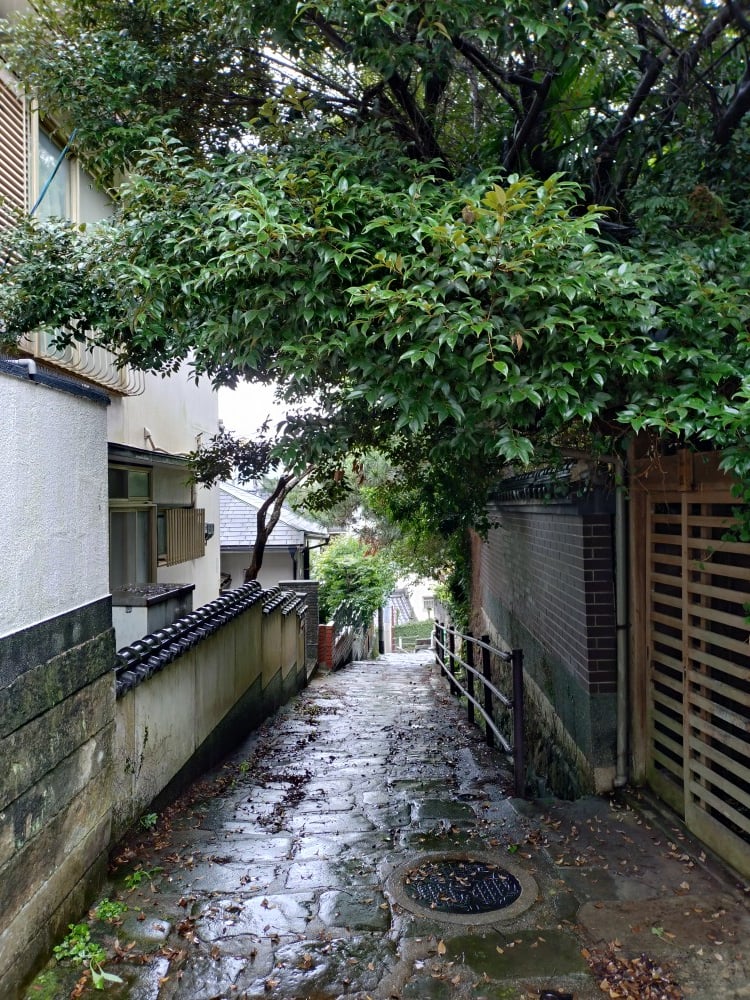 ふらっと歩いた時に見つけた、石畳の坂道