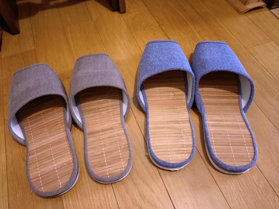 足裏に竹を使った涼しい履き心地。M・Lサイズがあります。