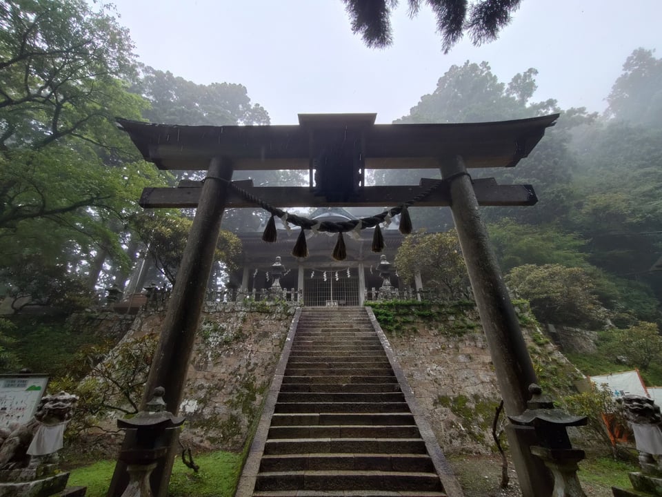 玉置神社・正面から見た鳥居と本殿(2025,7,14)