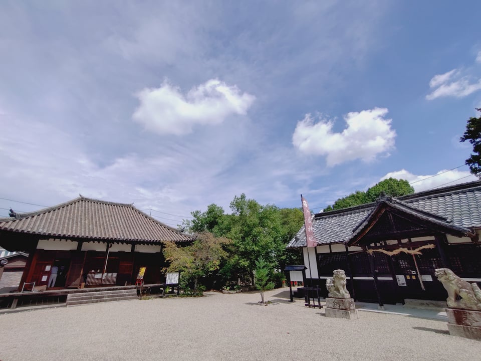 (左から)正蓮寺大日堂・入鹿神社拝殿
