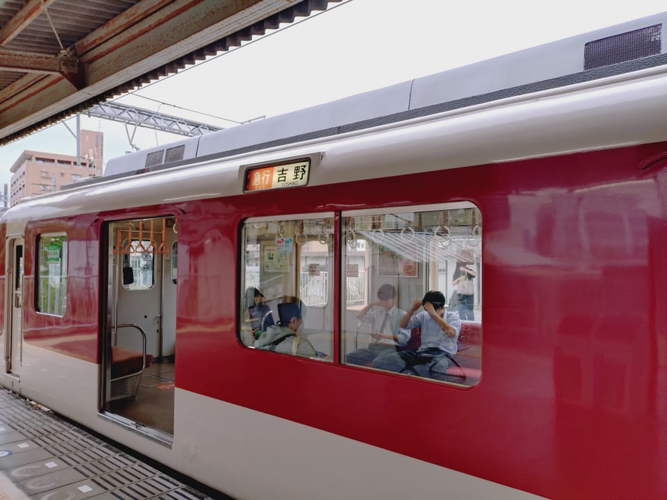 吉野駅行き急行電車。学生が多く乗ってました。