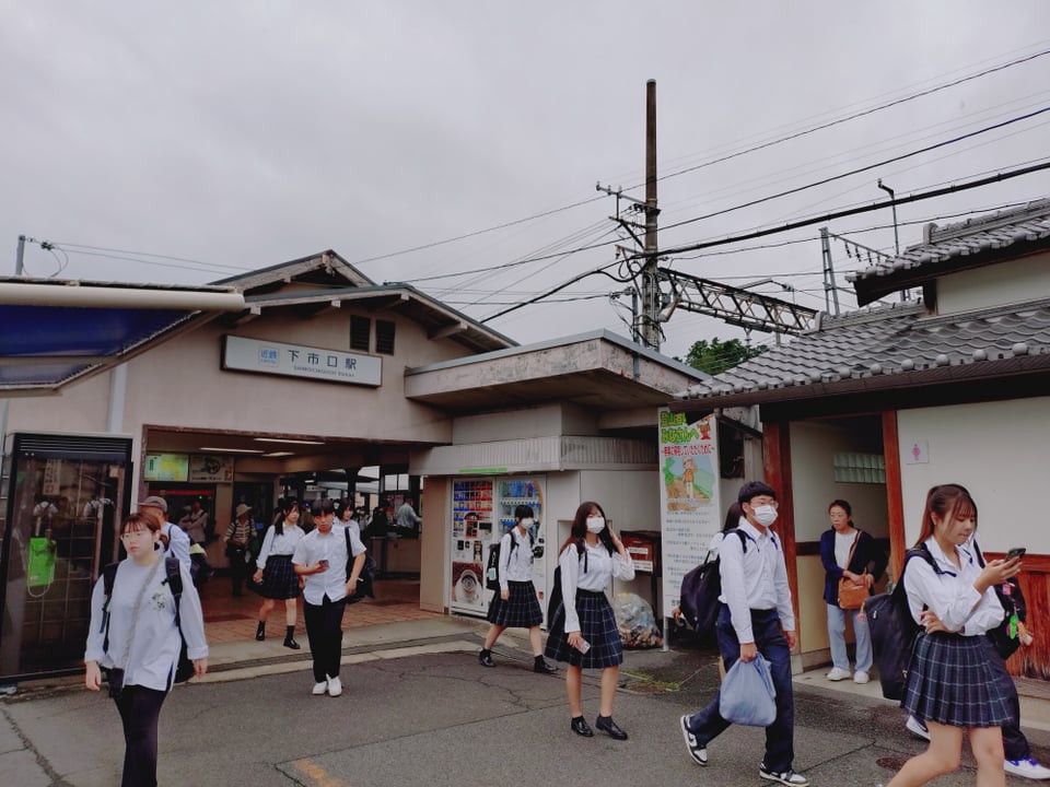 近鉄下市口駅・平日朝の様子。