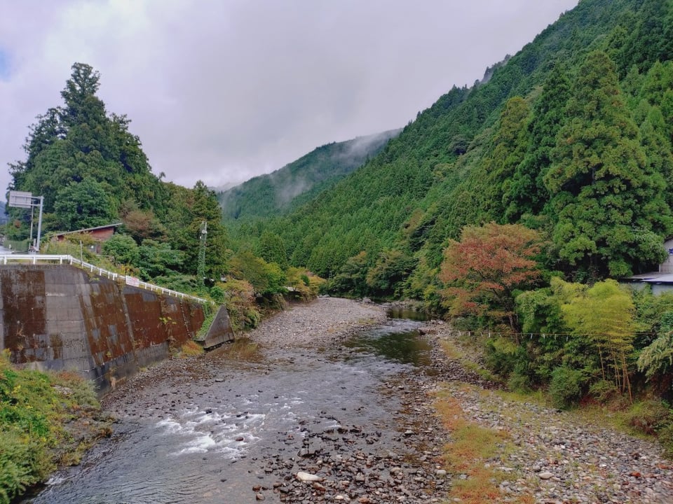 天河大弁財天社～県道に架かる橋から見た風景