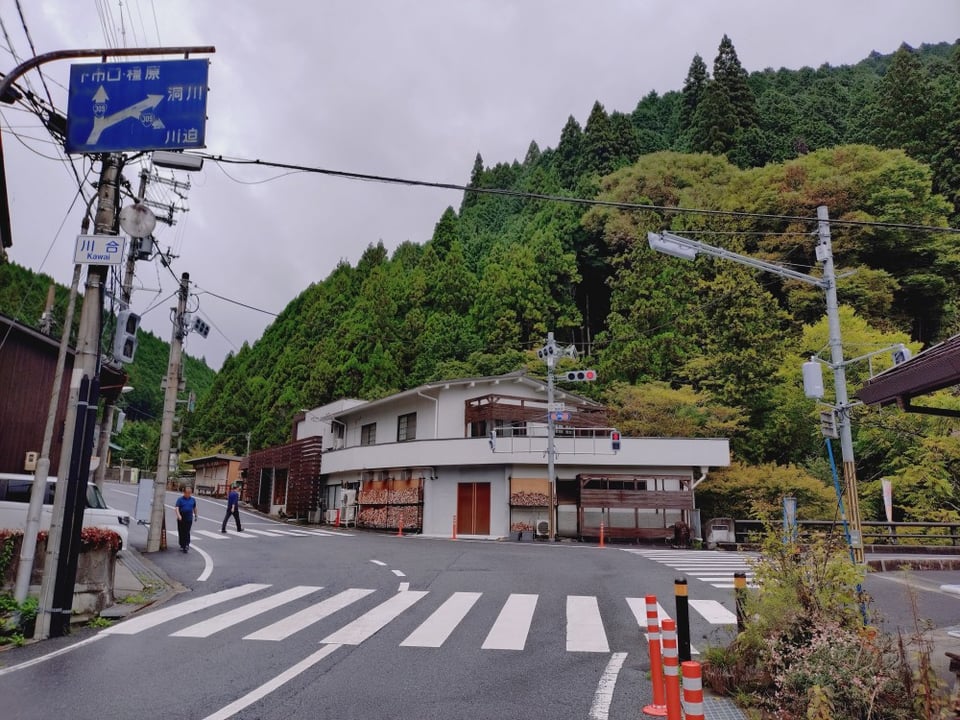 天川川合の交差点。村で唯一の信号が目印。