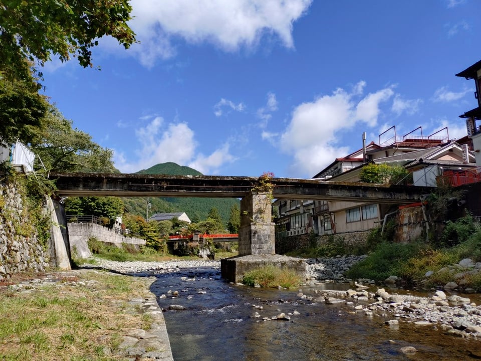 洞川温泉エリアの真ん中を流れる山上川。