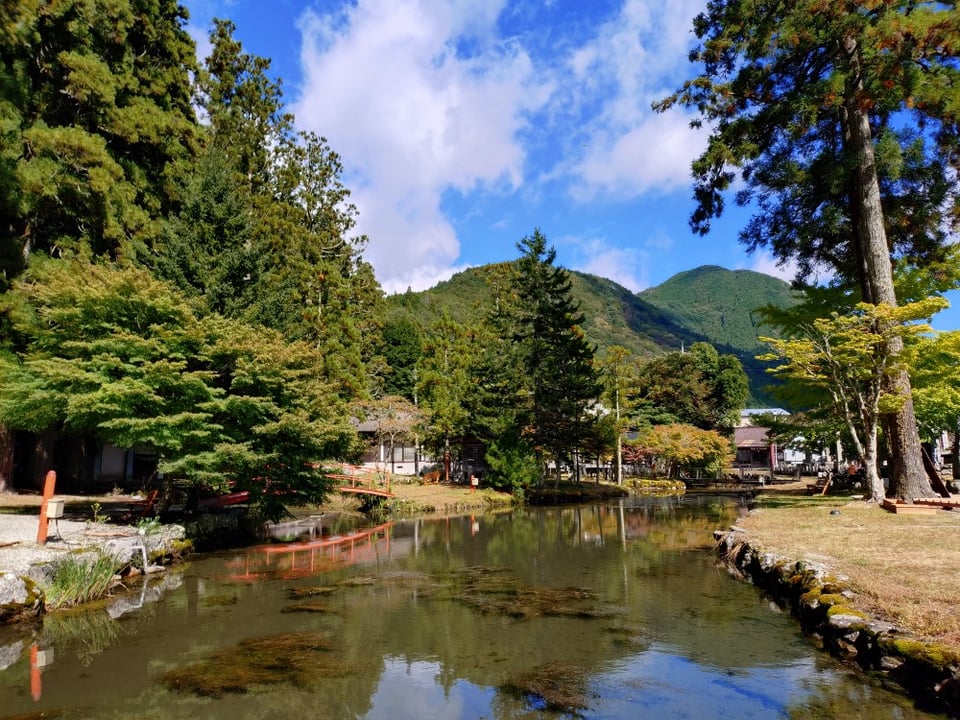龍泉寺の境内から見る大峯山の山並みが素晴らしい。