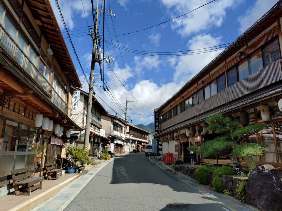 洞川温泉街。レトロな雰囲気が特徴。