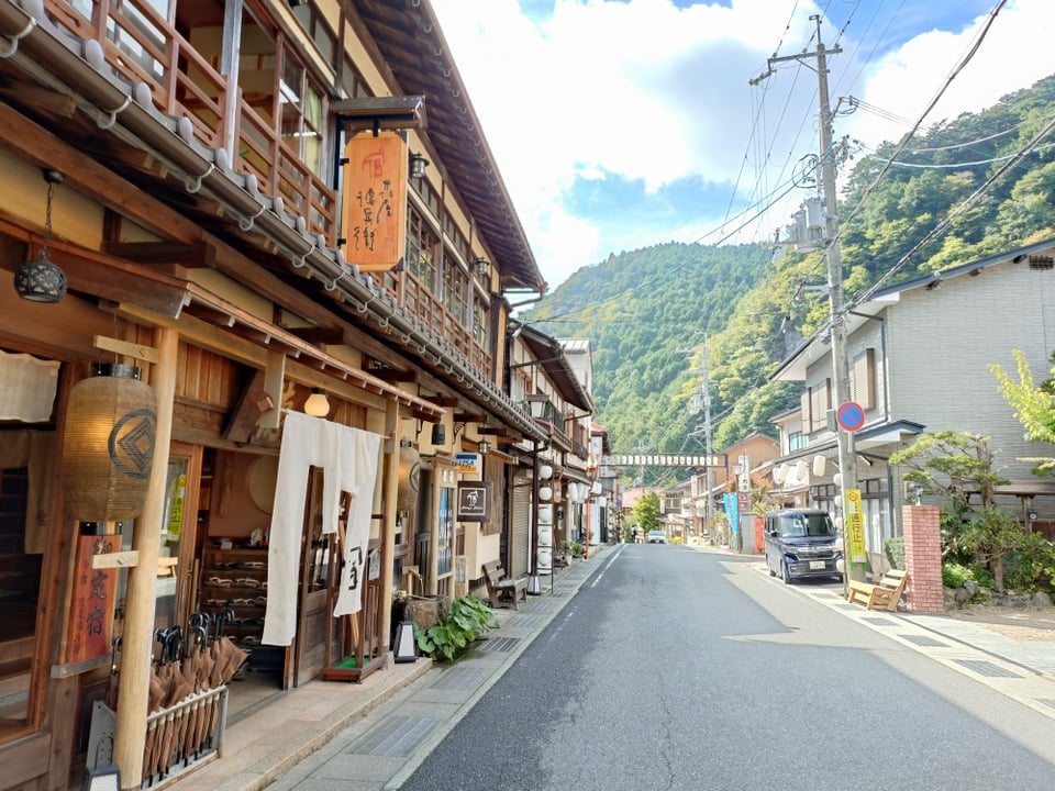 温泉宿のルーツは行者さんの宿であったそう。縁側が広くとられております。