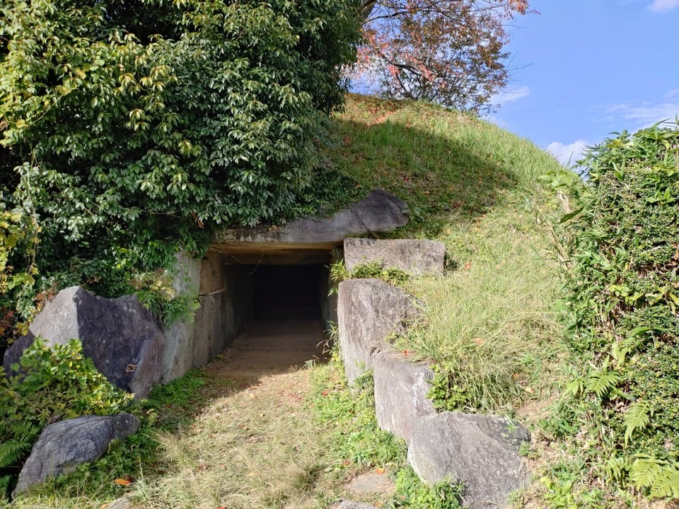 岩屋山古墳・開口部