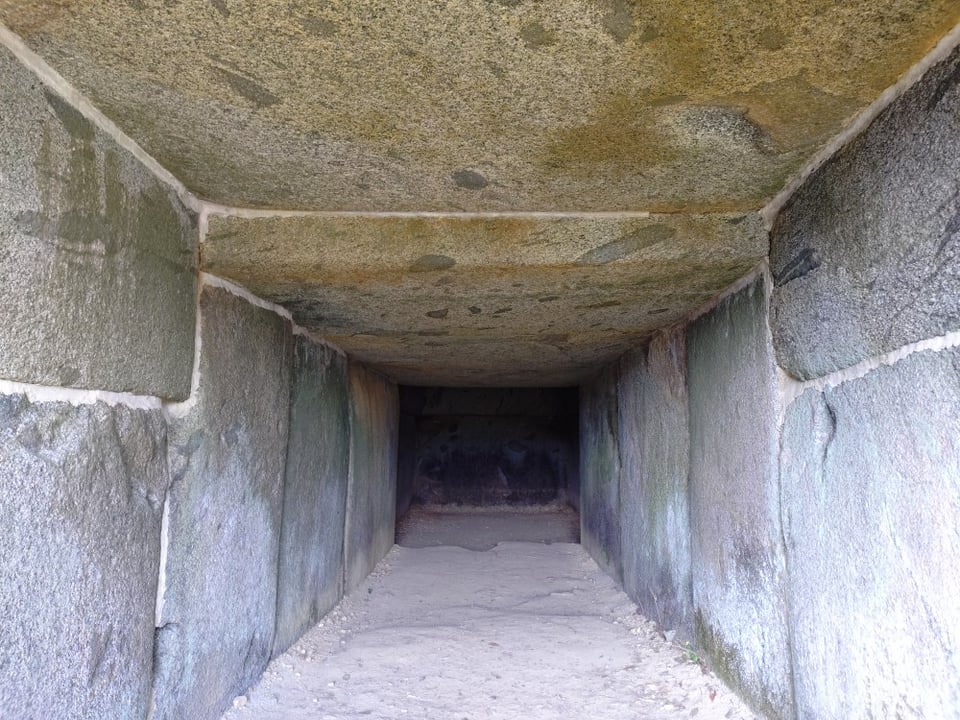 岩屋山古墳・羨道