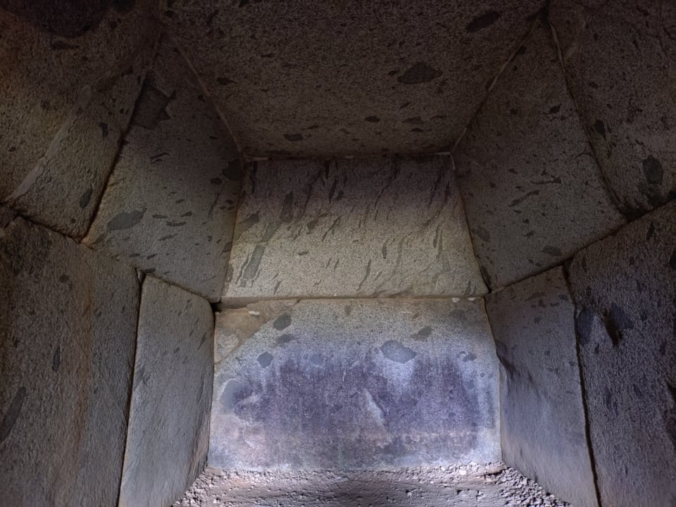 岩屋山古墳・石室