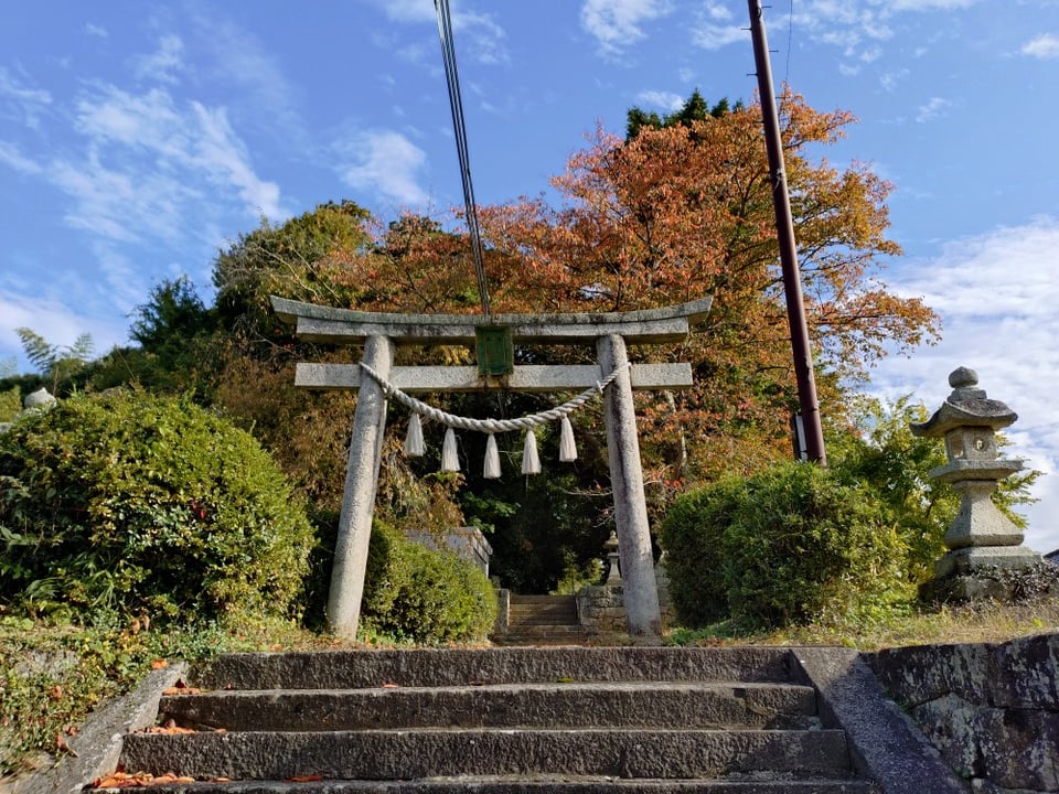 途中にあった「許世都比古命神社」。清々しい神社でした。
