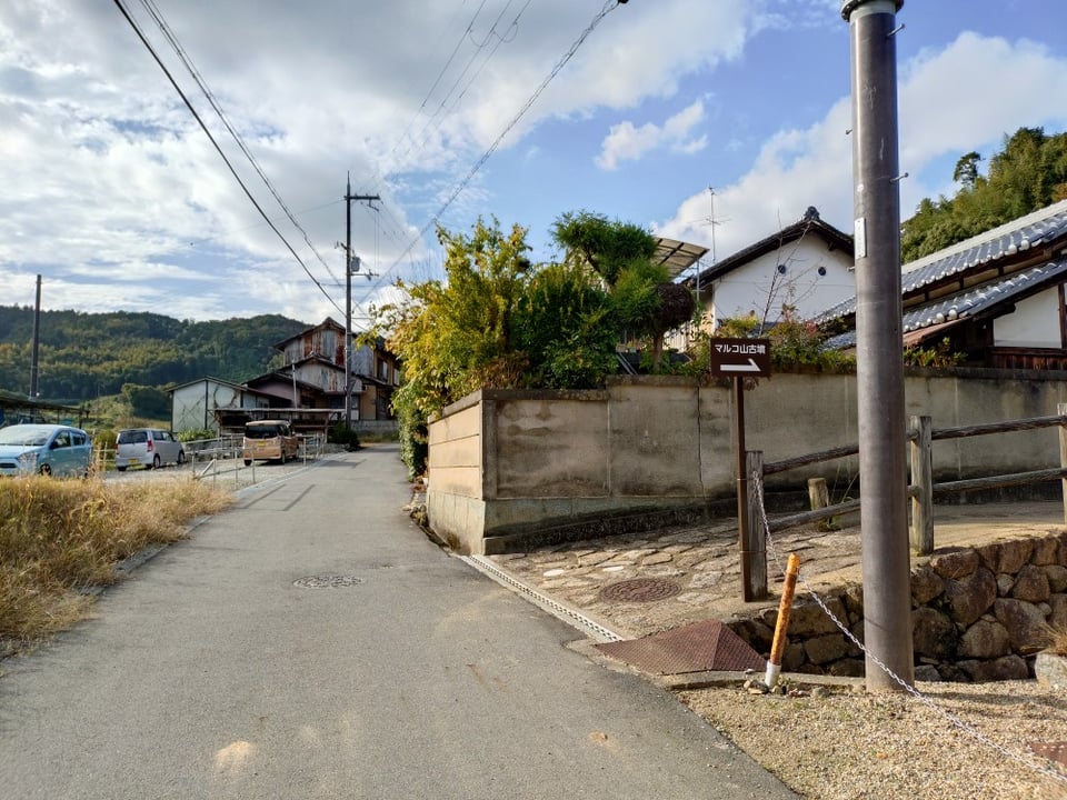 この道を曲がるとマルコ山古墳。星のやは恐らくこの近く。