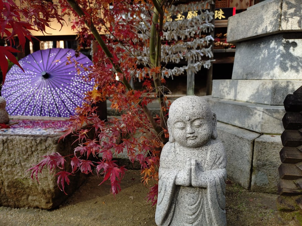 岡寺・小さなお地蔵さんと和傘と紅葉（2025,12,1撮影）