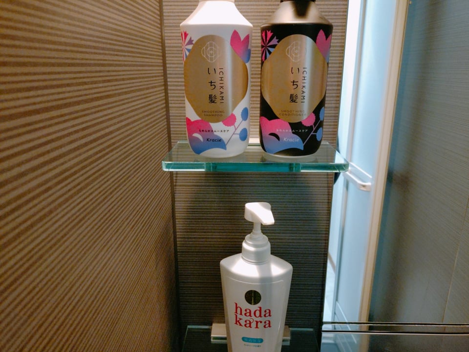 シャワールームに置いているシャンプーボトルなど