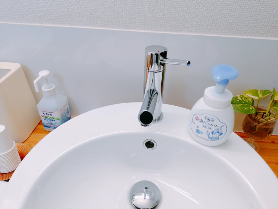 ゲストハウスはじまり・洗面台のハンドソープ、消毒液