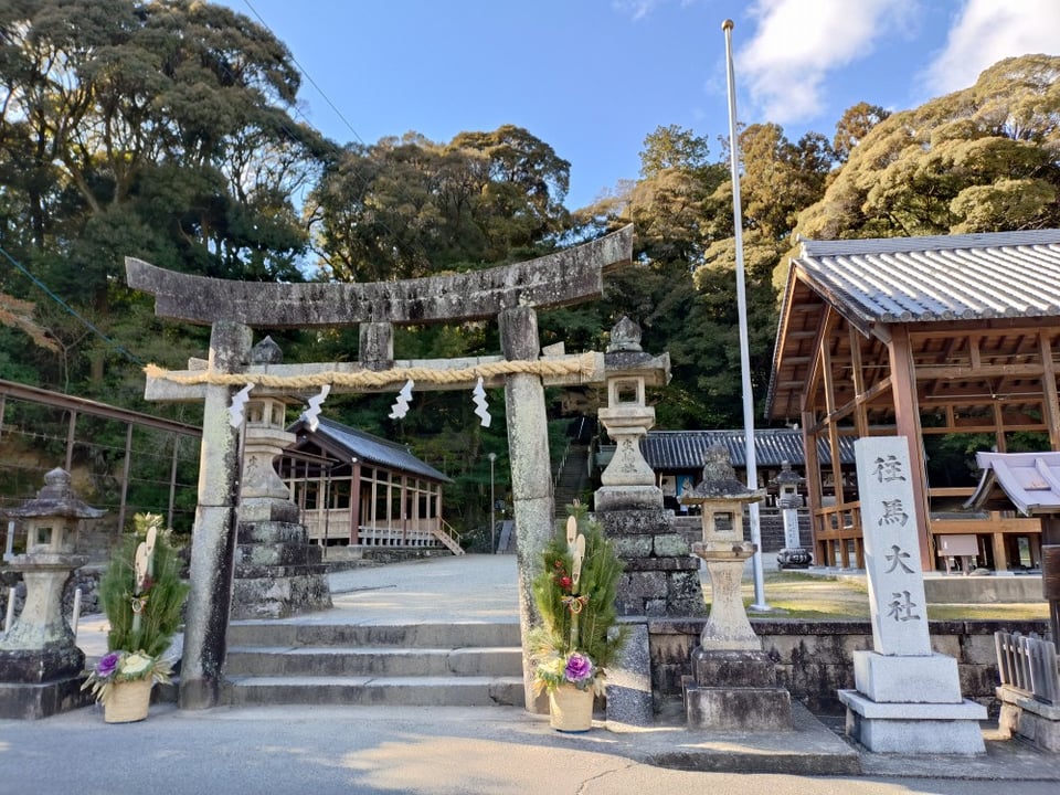 鳥居。向かいに30台程度停められる駐車場があります。