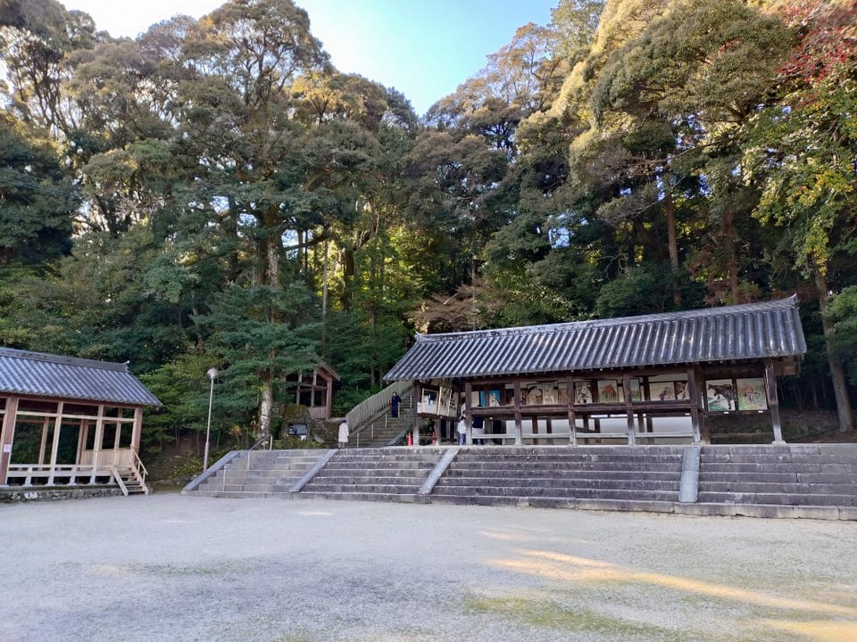 鳥居の向こうの広い空間