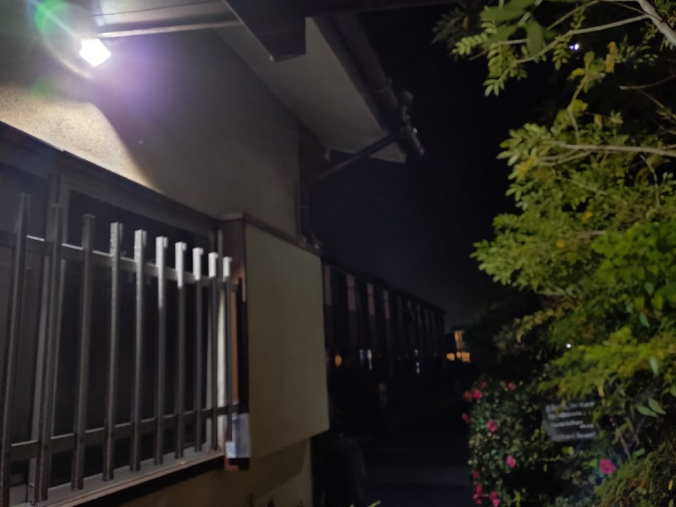 左上、玄関アプローチにセンサーライトを取り付けました！