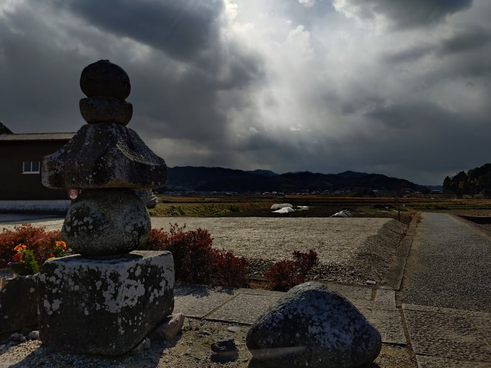 入鹿の首塚と雲間から射す光（2026,1,22）