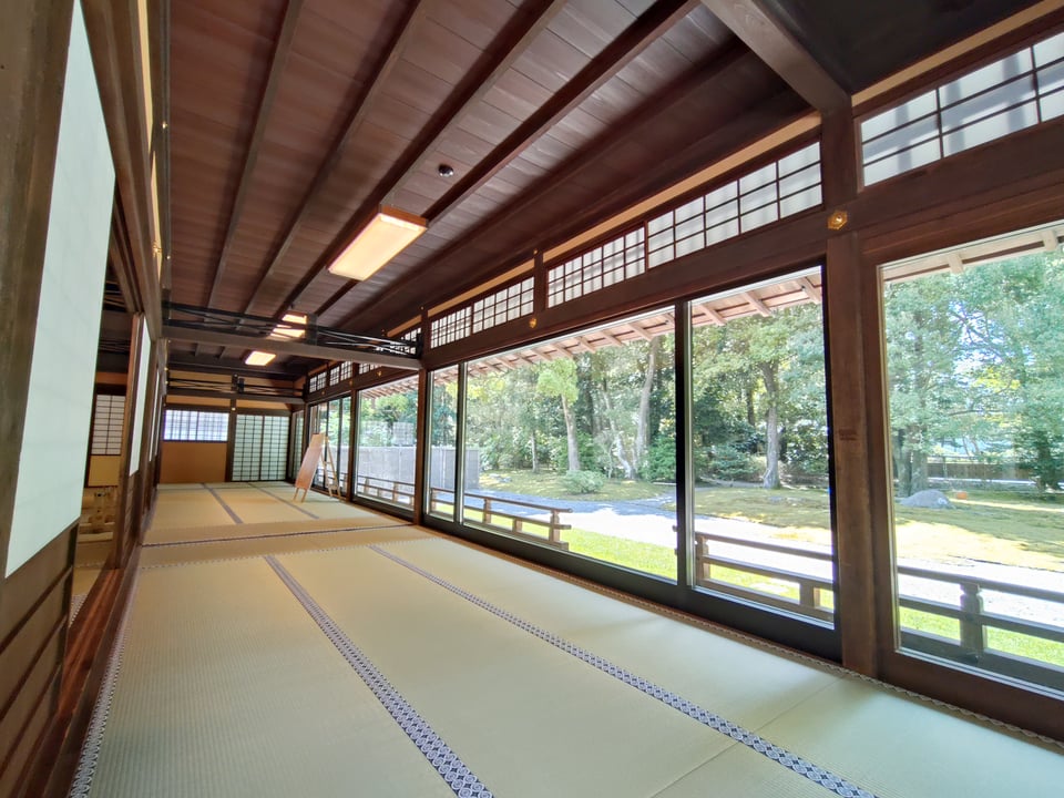 橿原神宮・文華殿　室内から庭園を見た様子（2026,5,9）