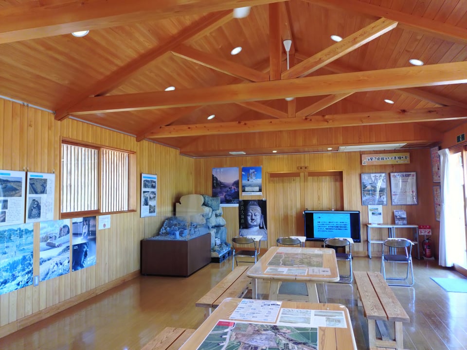 現地にある休憩処。様々な資料や復元模型が展示されております。