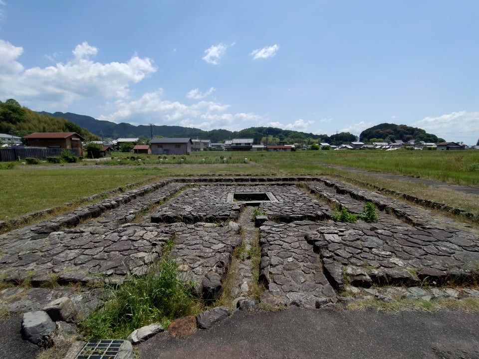飛鳥宮跡・拡大。奥に見えるのは多武峰や石舞台方面。