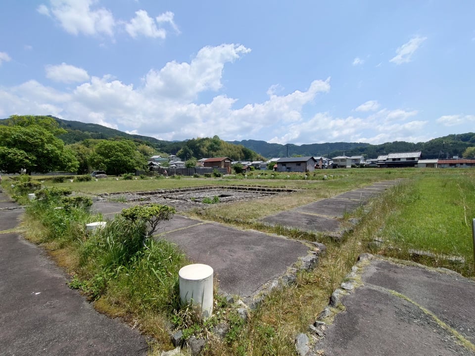 飛鳥宮跡・全景。白い柱は宮殿の跡。