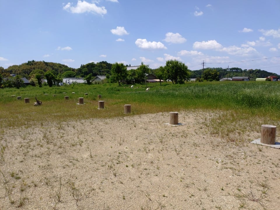 飛鳥宮跡から200m程南に、儀式空間の跡地とされるところもあります。