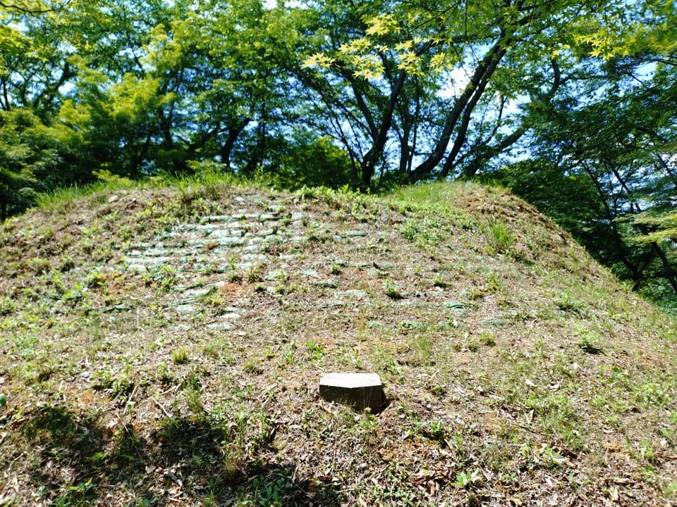 八角墳の角を示す石碑があります。
