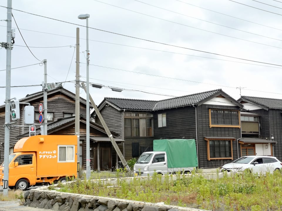 輪島市内の再建された住宅①。奇妙なほど同じ見た目。