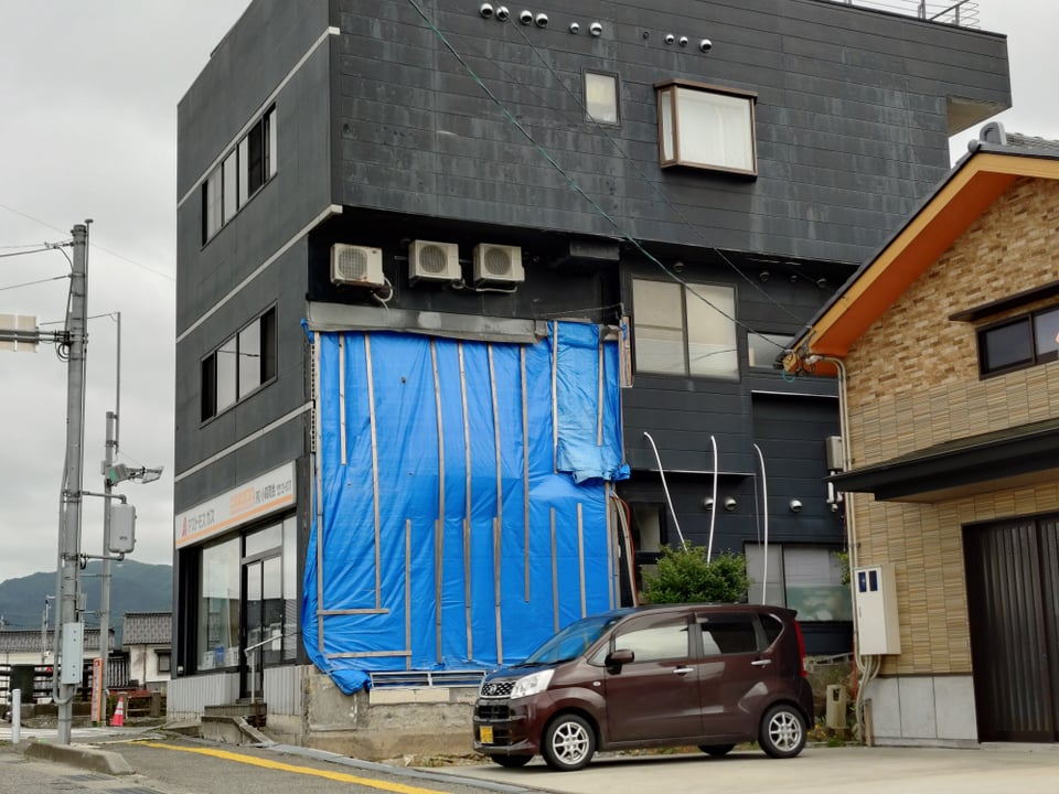 輪島市内のビル。まだ壁がブルーシートで覆われていました。