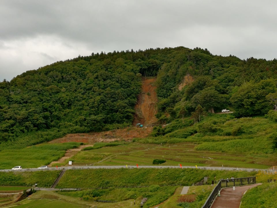 山肌には土砂崩れの跡が多数。山間部の道路は未だ片側通行の道路がたくさん。